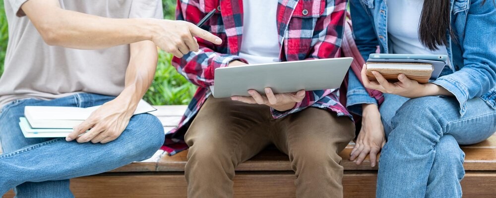 Listopadowe Spotkania z Autorami: Inspiracje na Wyciągnięcie Ręki