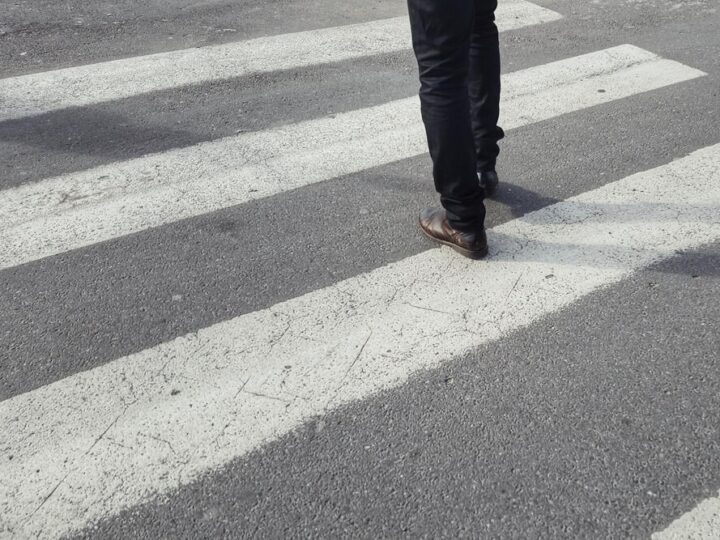 Uważaj na telefon: mandat za nieuwagę na przejściu wynosi 1500 zł!