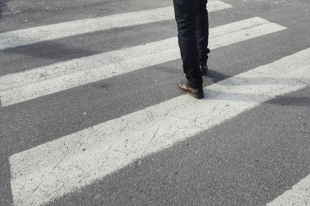 Uważaj na telefon: mandat za nieuwagę na przejściu wynosi 1500 zł!