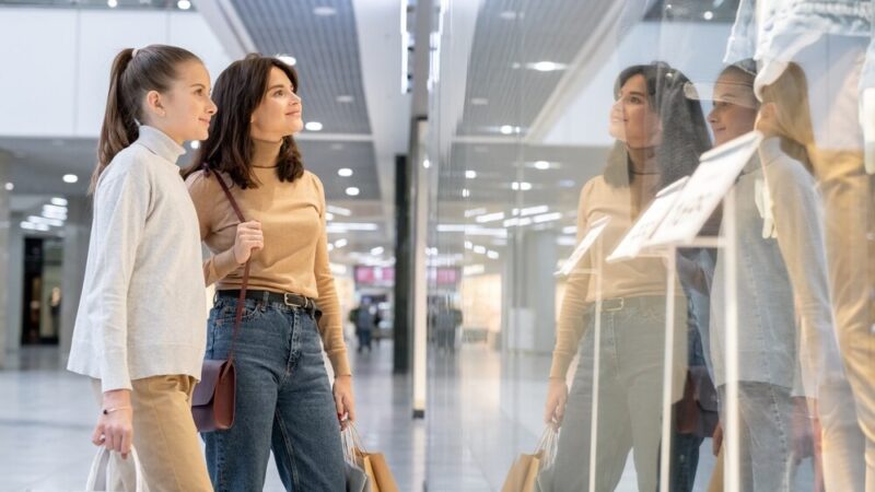 Bezpieczne zakupy w okresie przedświątecznym: jak unikać przestępców?