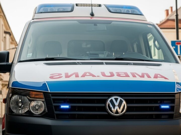 Bezpieczeństwo na Żoliborzu: Nowe defibrylatory ratują życie!