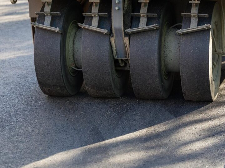 Nowa nawierzchnia na ul. św. J. Odrowąża – Warszawa kończy remonty na plus!