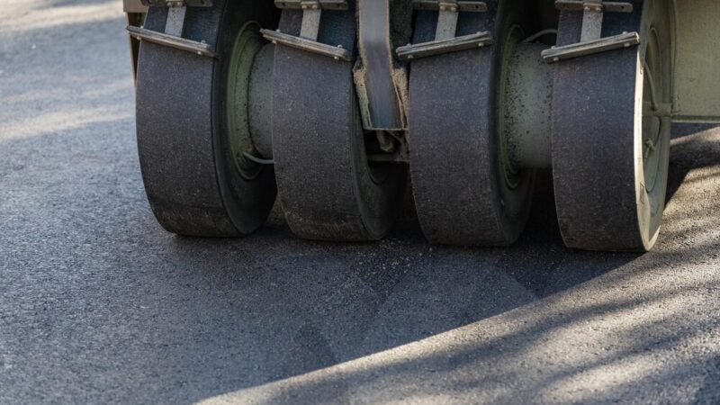 Nowa nawierzchnia na ul. św. J. Odrowąża – Warszawa kończy remonty na plus!