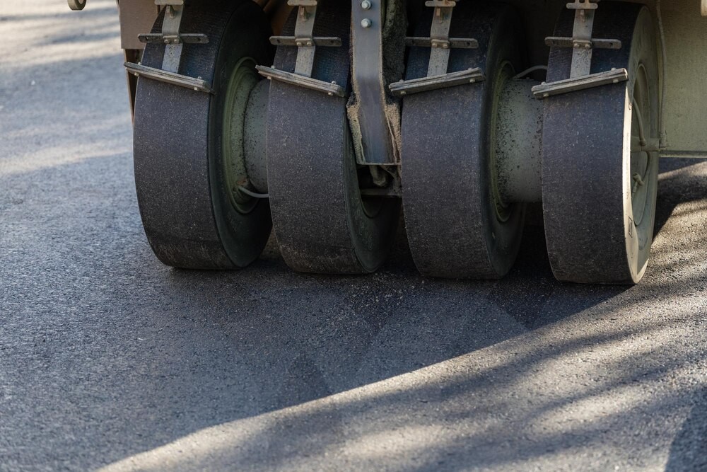 Nowa nawierzchnia na ul. św. J. Odrowąża – Warszawa kończy remonty na plus!