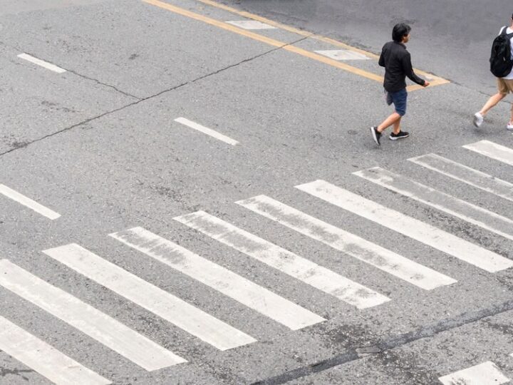 Bezpieczni na drodze: Odblaskowa choinka jako symbol troski o pieszych
