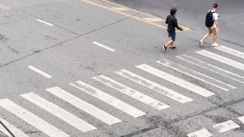 Bezpieczni na drodze: Odblaskowa choinka jako symbol troski o pieszych