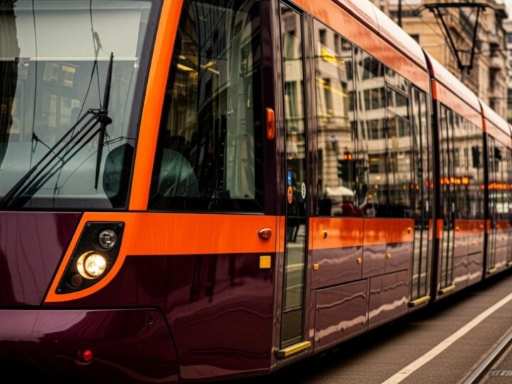 Awaria ciepłownicza spowalnia tramwaje w al. Niepodległości