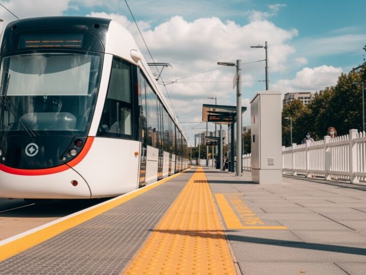Tramwaje wracają na Banacha: Nowe zmiany w komunikacji Ochoty!