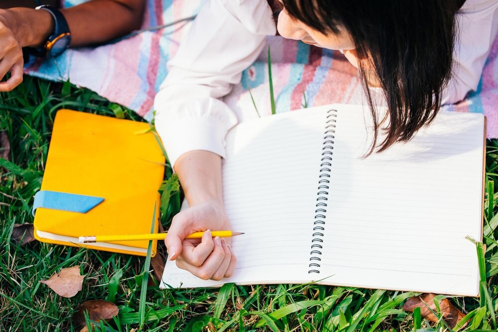 Zimowe szaleństwo z głową – jak bezpiecznie bawić się na śniegu?