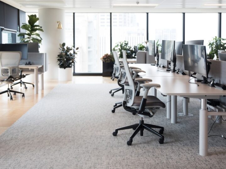 Czyszczenie wykładzin w biurach – jak usunąć głęboki brud, bakterie i nieprzyjemne zapachy