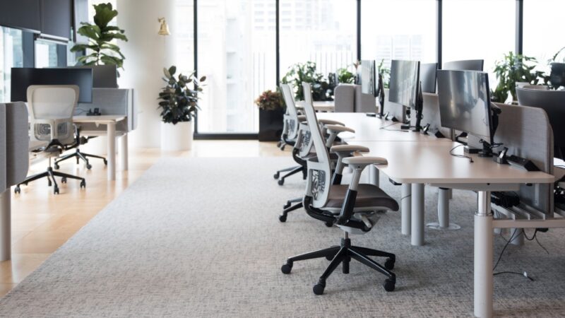 Czyszczenie wykładzin w biurach – jak usunąć głęboki brud, bakterie i nieprzyjemne zapachy