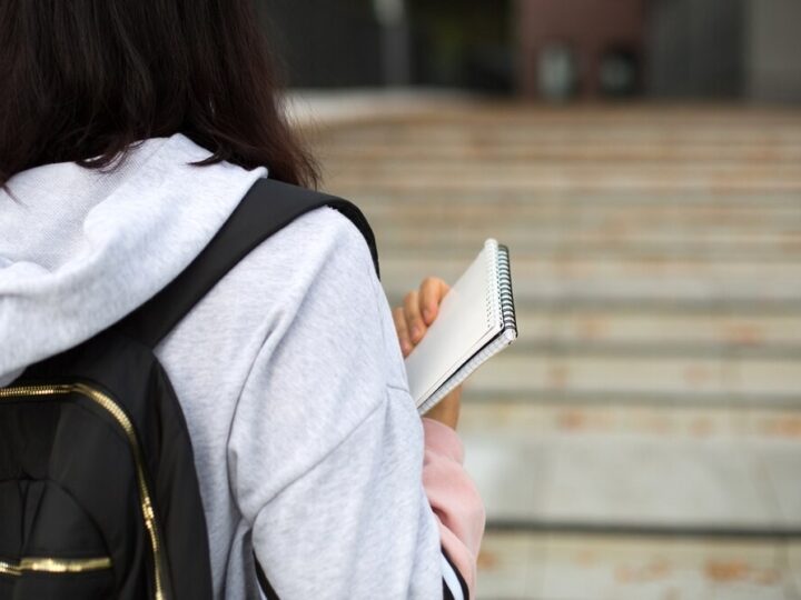 Edukacyjne odkrycia: dzieci w bibliotece łączą książki z ekologią