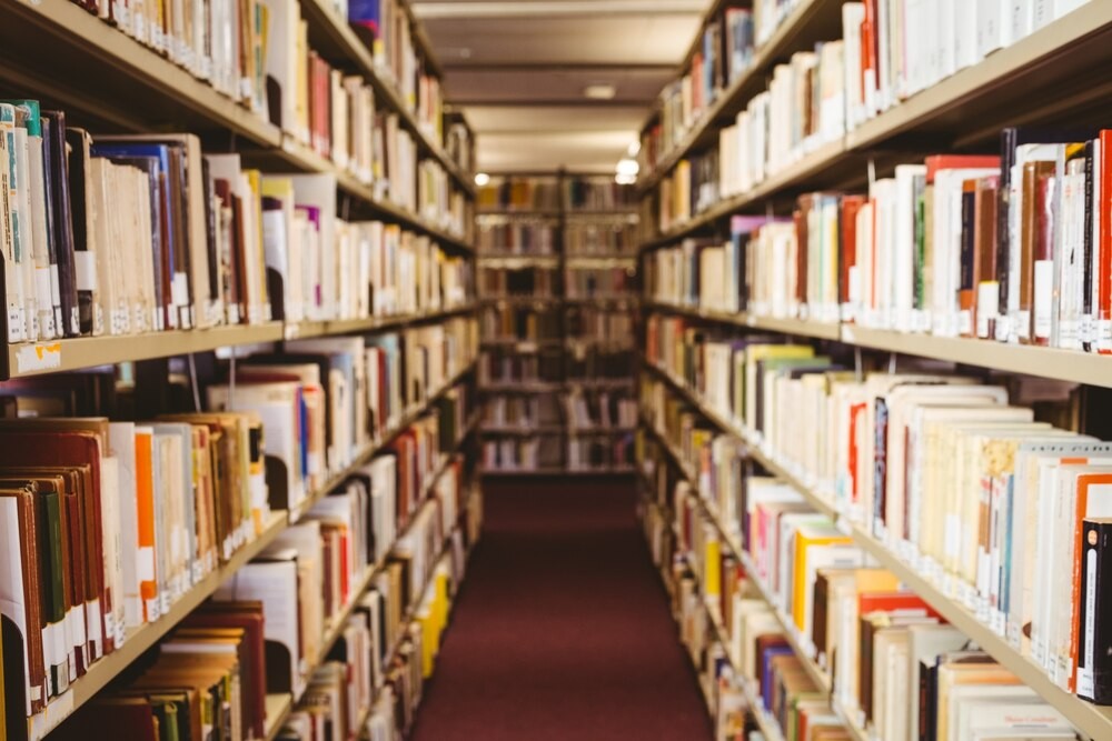 Zimowe odkrycia literackie: książkomaty na Targówku czekają na Ciebie!