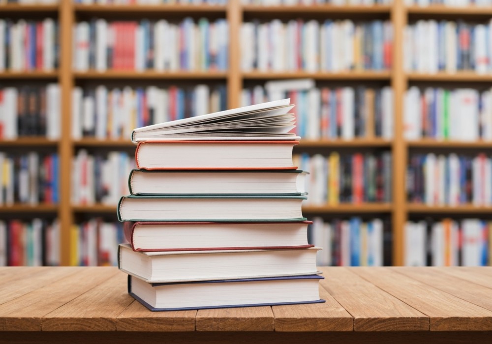 Ferie z książką: Odkryj nowości w Bibliotece „Czwórka”!