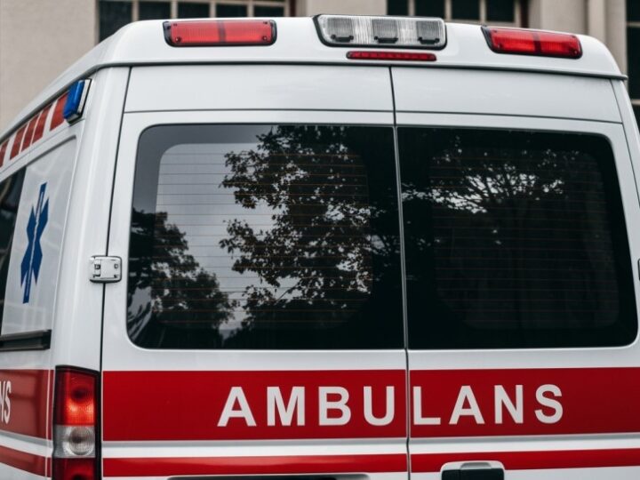 Bohaterska akcja policji: uratowali nieprzytomnego mężczyznę z płonącego domu