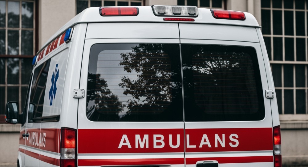 Bohaterska akcja policji: uratowali nieprzytomnego mężczyznę z płonącego domu