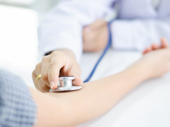 Bezpieczeństwo mieszkańców w rękach przeszkolonych policjantów: Kluczowa recertyfikacja pierwszej pomocy