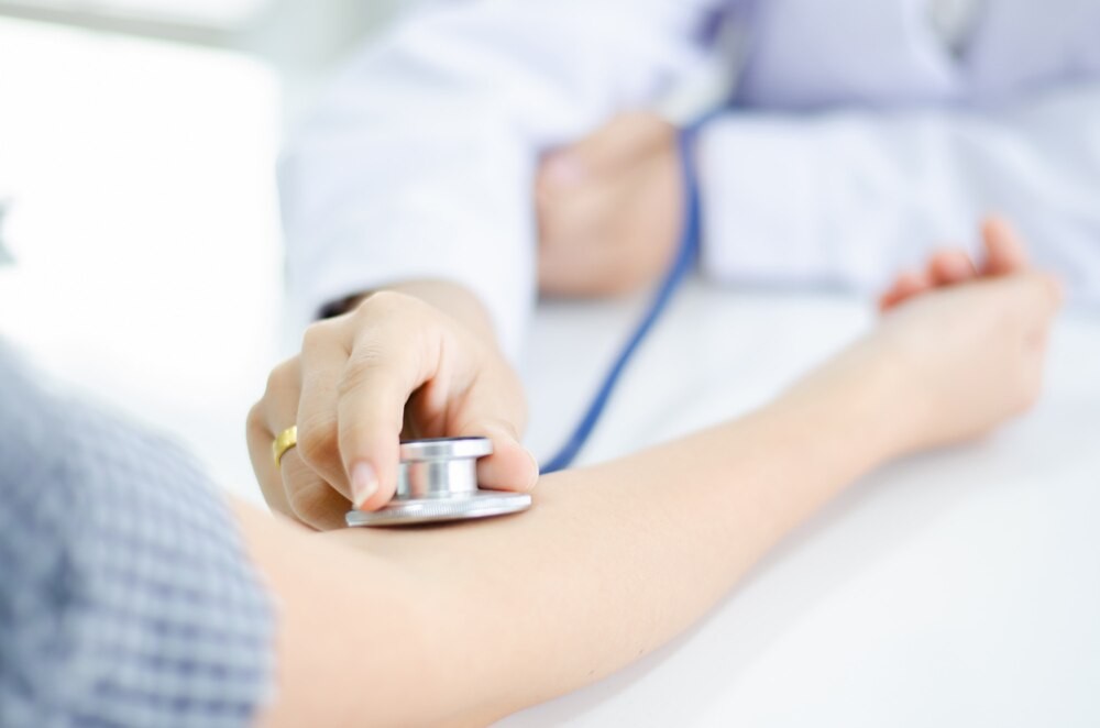 Bezpieczeństwo mieszkańców w rękach przeszkolonych policjantów: Kluczowa recertyfikacja pierwszej pomocy