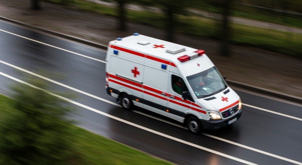 Zima w Bródnie: Strażnicy ratują pieszych przed niebezpiecznym nawisem śnieżnym