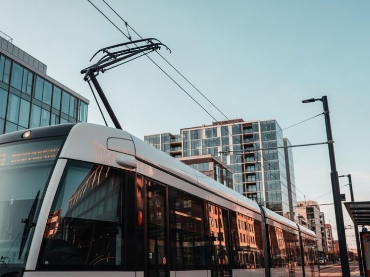 Tramwaje na Al. Zielenieckiej wstrzymane z powodu oblodzenia torów