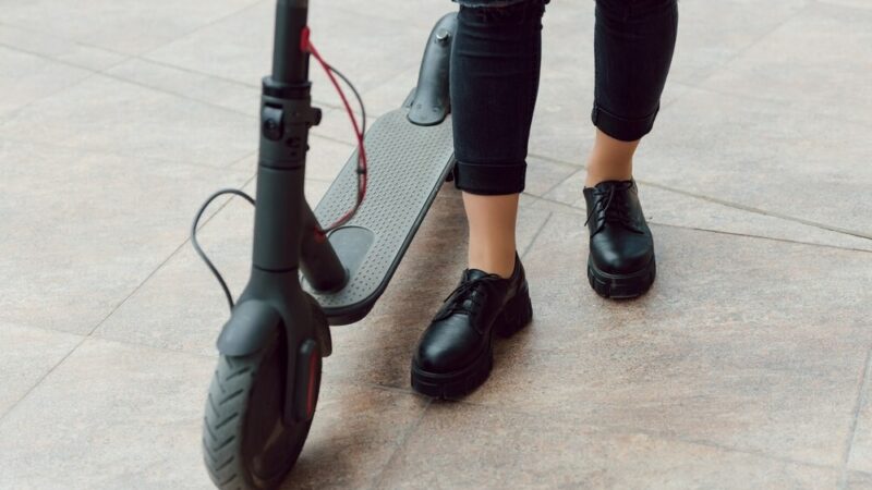 Nastolatek w ciężkim stanie po wypadku na hulajnodze w Żyrardowie