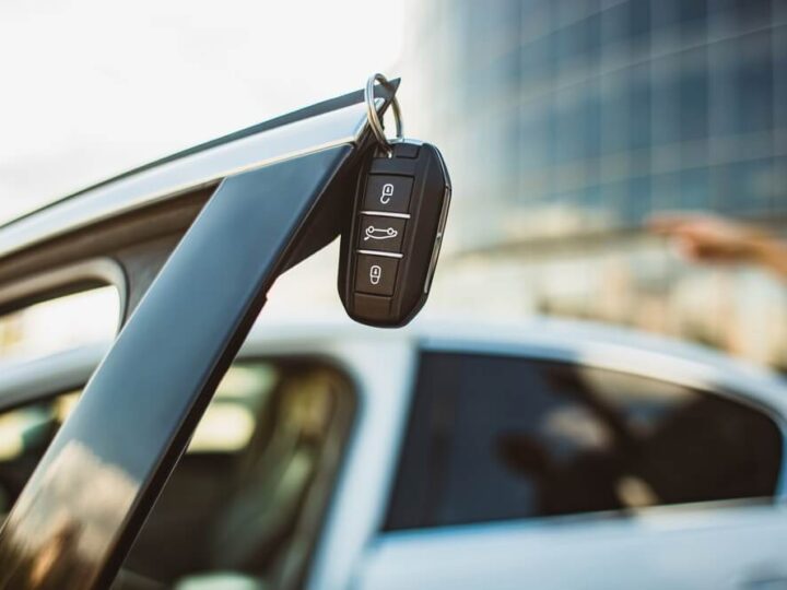 Zatrzaśnięte kluczyki w aucie – jak uniknąć uszkodzeń przy otwieraniu?