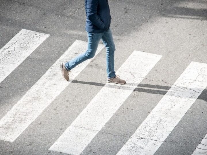 Zimowe wyzwania: Bezpieczeństwo pieszych w stolicy na czołowej stronie!