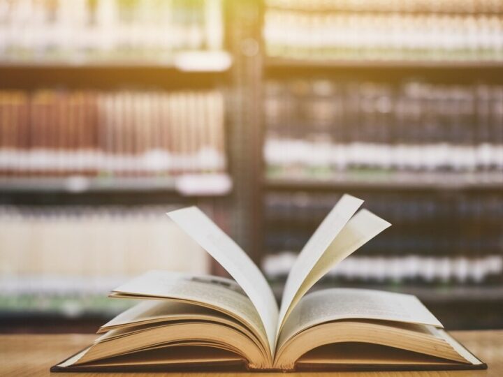 Białołęka ocenia „Diabły i święci”: Czy literatura zawsze zachwyca?