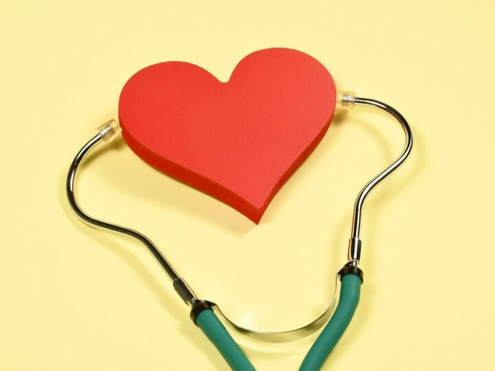 Zimowy ratunek: jak dobroć odmienia los bezdomnego mężczyzny