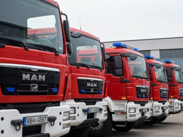 Błyskawiczna akcja strażaków ratuje życie w płonącym mieszkaniu w Warszawie