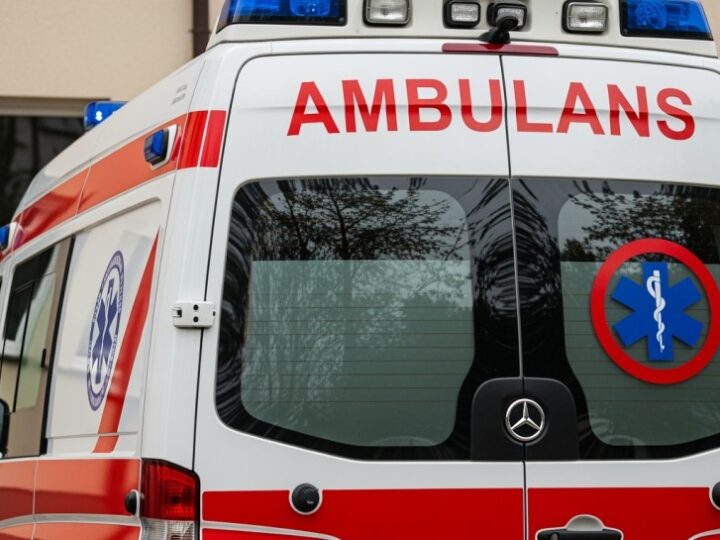 Bohaterska akcja policji: Mężczyzna uratowany z płonącego mieszkania w Warszawie