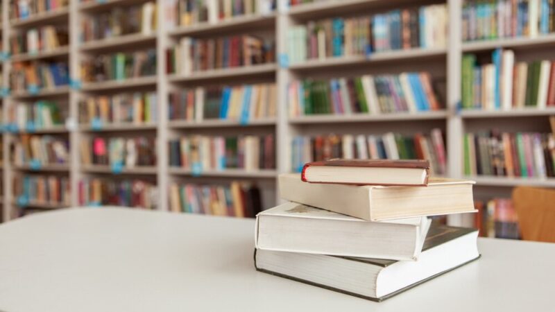 Filozoficzne odkrycia z Tomaszem Stawiszyńskim: Zgłębiaj „Ćwiczenia z dysonansu”