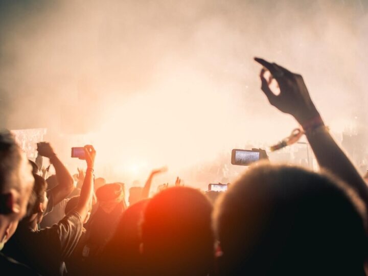 Muzyczne Inspiracje dla Seniorów: Koncert The Backwards i Fascynujące Wykłady w Wawrze!