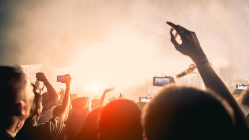 Muzyczne Inspiracje dla Seniorów: Koncert The Backwards i Fascynujące Wykłady w Wawrze!