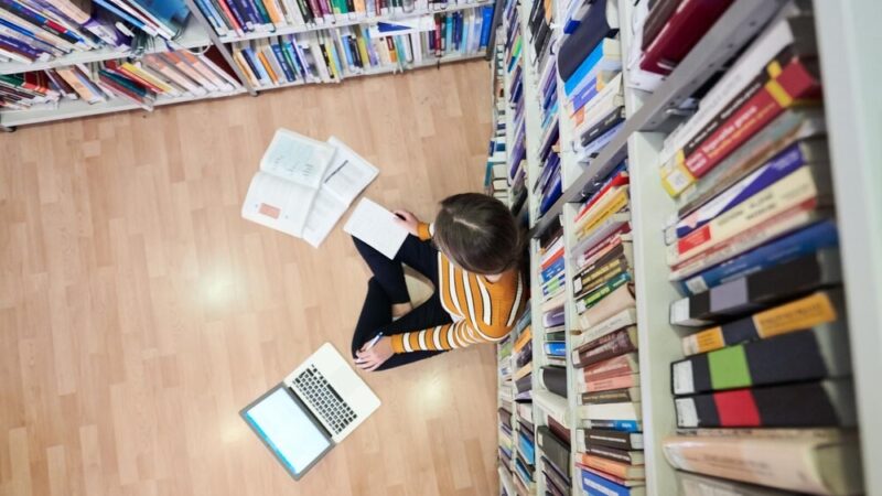 Młodzież z Akademickiego Liceum poznaje tajniki pracy Policji w Warszawie