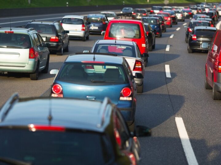 Utrudnienia w Wawrze: Zamknięcie ulic i przejazdów z powodu modernizacji torów