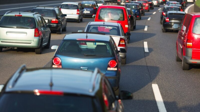 Utrudnienia w Wawrze: Zamknięcie ulic i przejazdów z powodu modernizacji torów