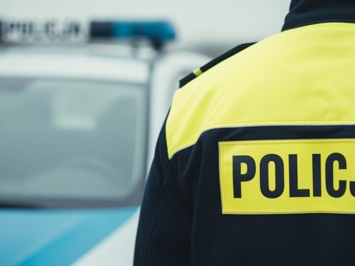 Zaniedbał bezpieczeństwo: kierowca BMW ukarany za używanie telefonu podczas jazdy