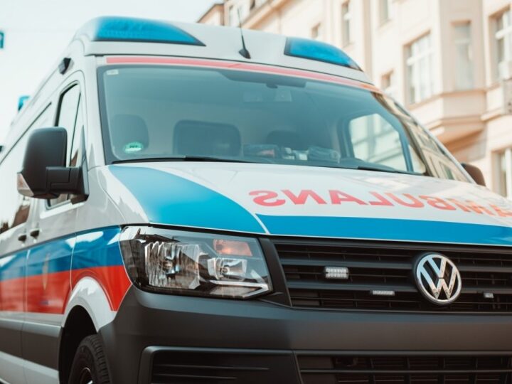 Ratownicy w akcji: ewakuacja z 50-metrowej wieży w Warszawie