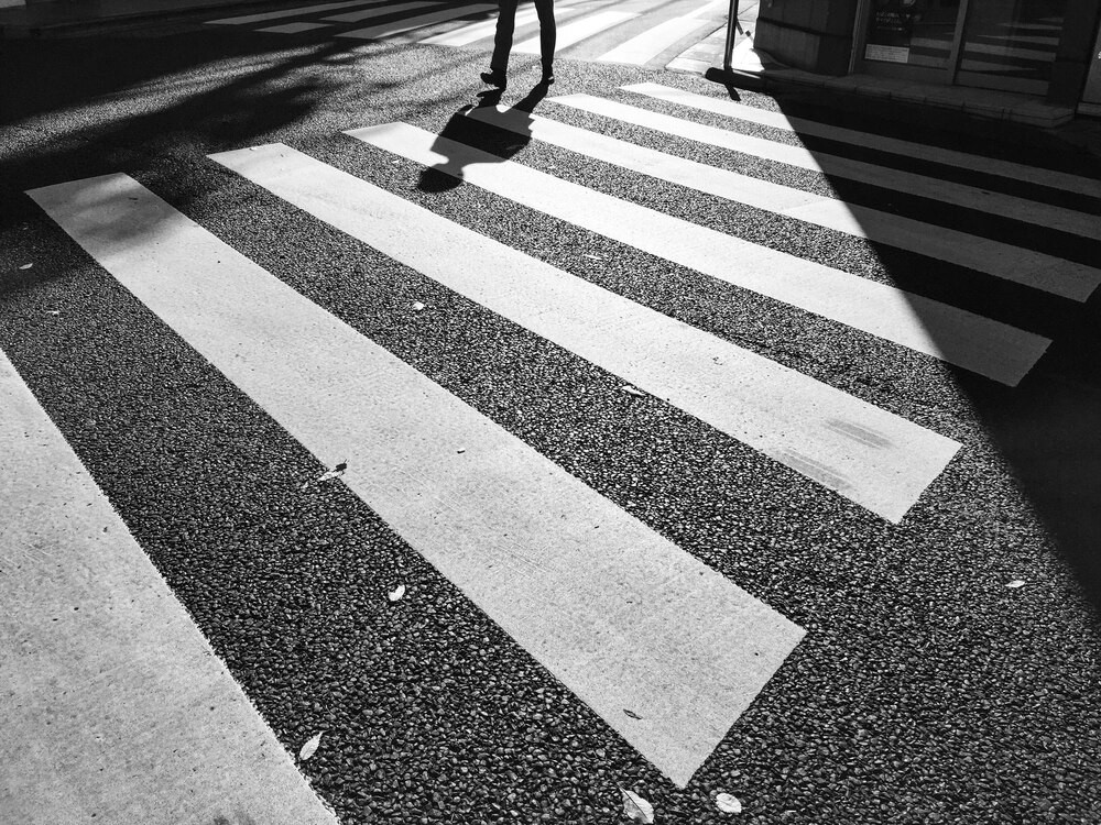 Bezpieczni na drodze: dzieci uczą się widoczności z policją