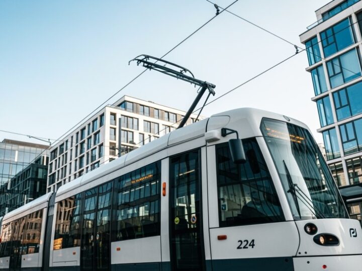 Modernizacja na Powstańców Śląskich: Nowe tramwaje i lepsze bezpieczeństwo dla pieszych