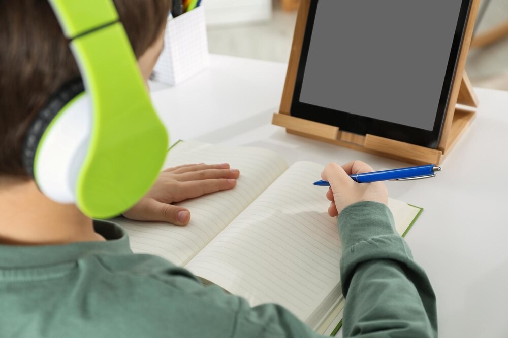 Bezpieczeństwo w sieci i w szkole: Policjanci edukują uczniów w Jadwisinie