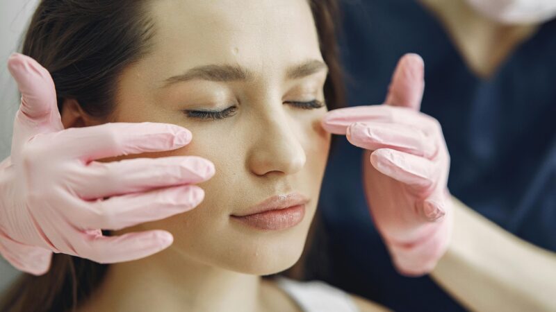 Jak wybrać klinikę medycyny estetycznej w Warszawie – na co zwrócić uwagę, zanim zapiszesz się na zabieg?