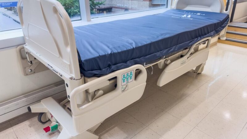 Bezpieczeństwo w szkole: Policjant uczy uczniów odpowiedzialności i numeru 112