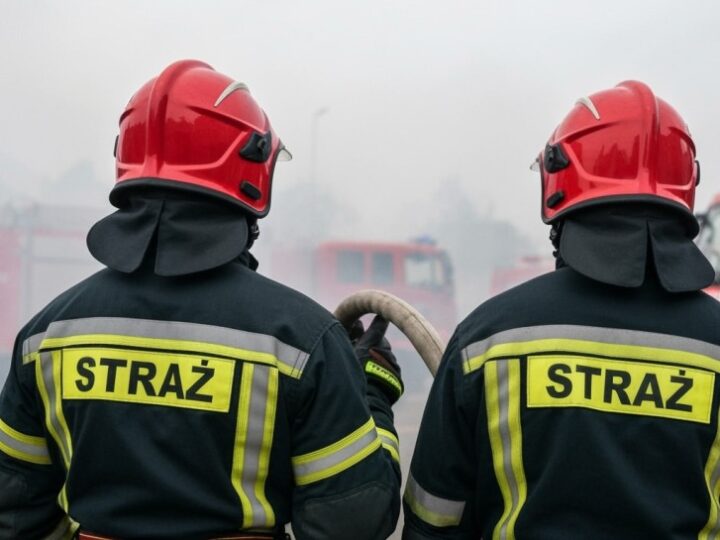 Bohaterowie w akcji: Policjantki i ratownik uratowali rodzinę z płonącego domu