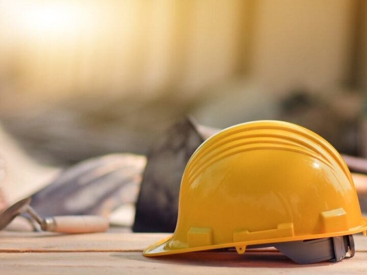 Dźwig w akcji: Hala BOS na Strumykowej rośnie w oczach!