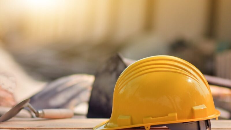 Dźwig w akcji: Hala BOS na Strumykowej rośnie w oczach!