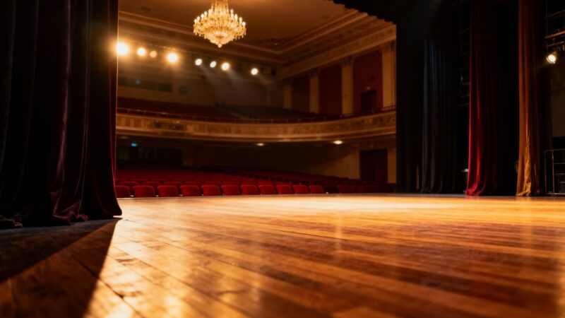 Seniorskie Talenty na Praskiej Scenie: „Sanatorium” w Nowym Wydaniu