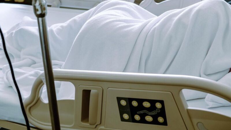 Sierżant Borsuk uczy dzieci zasad bezpieczeństwa w Książnicy Pruszkowskiej