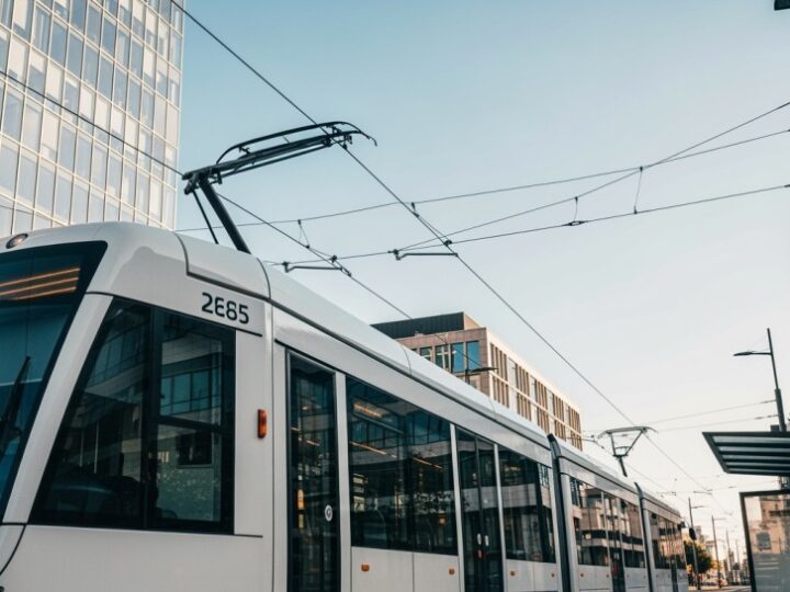 Tramwaje w Warszawie wstrzymane: Wypadek na ul. Jagiellońskiej paraliżuje ruch